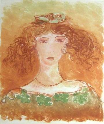 De bloemen op haar kleed zijn groen